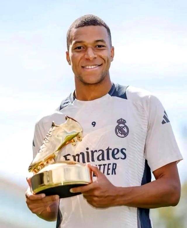 世体：内马尔一次支撑失误后接受处理，问题不大但引发了担忧