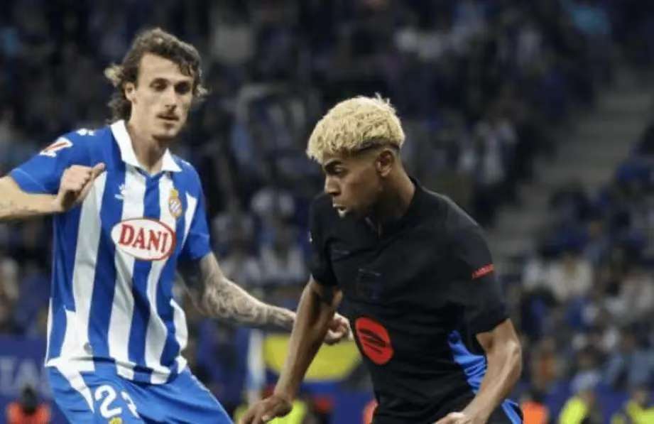 詹姆斯第15次中国行人气依旧爆棚，为上海交大球赛开球并与同学互动